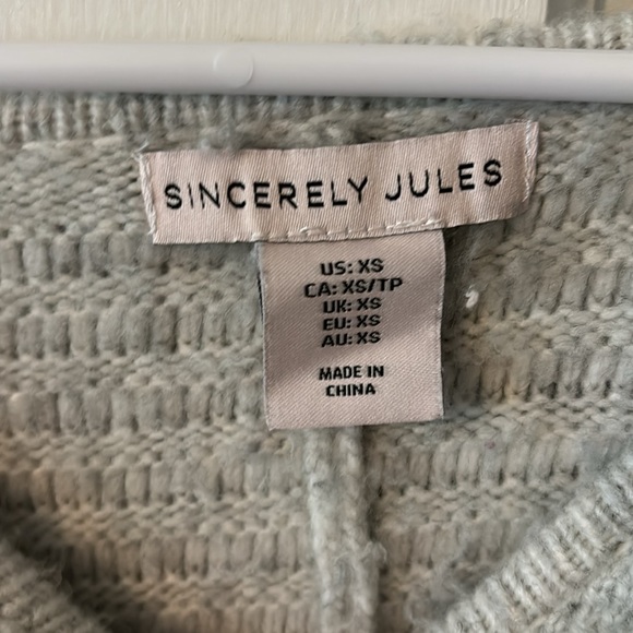 BUNDLE OF SWEATERS - Picture 7 of 13